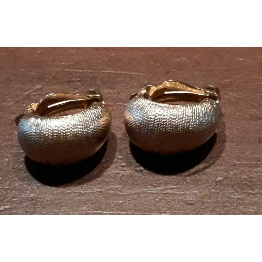 Vintage Oscar de la Renta Textured Gold Tone Clip Earrings Classic Rare Signed